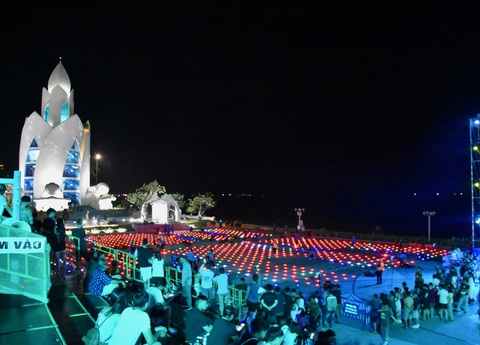 Hơn 1.600 drone light vẽ tranh trên bầu trời Nha Trang - Ảnh 3. Hơn 1.600 drone light vẽ tranh trên bầu trời Nha Trang - Ảnh 3.