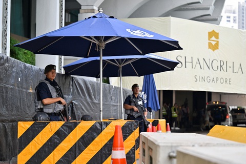An ninh thắt chặt bên ngoài địa điểm diễn ra Đối thoại Shangri-La ở Singapore vào ngày 2-6 - Ảnh: REUTERS An ninh thắt chặt bên ngoài địa điểm diễn ra Đối thoại Shangri-La ở Singapore vào ngày 2-6 - Ảnh: REUTERS