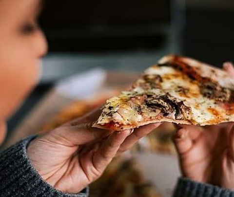 Nhà hàng pizza cho khách ăn bây giờ, trả tiền ở kiếp sau - Ảnh 2. Nhà hàng pizza cho khách ăn bây giờ, trả tiền ở kiếp sau - Ảnh 2.