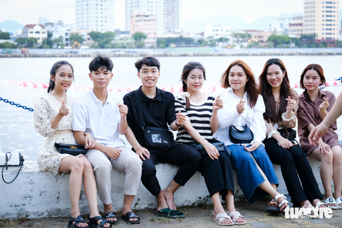 Xí chỗ đẹp trên bờ sông Hàn coi pháo hoa quốc tế - Ảnh 1. Xí chỗ đẹp trên bờ sông Hàn coi pháo hoa quốc tế - Ảnh 1.