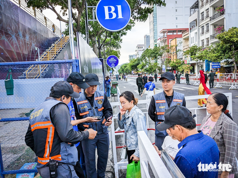 Xí chỗ đẹp trên bờ sông Hàn coi pháo hoa quốc tế - Ảnh 5. Xí chỗ đẹp trên bờ sông Hàn coi pháo hoa quốc tế - Ảnh 5.