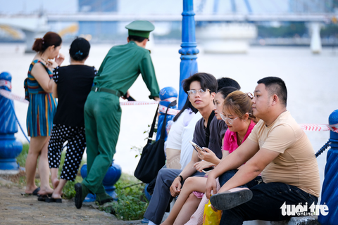 Xí chỗ đẹp trên bờ sông Hàn coi pháo hoa quốc tế - Ảnh 7. Xí chỗ đẹp trên bờ sông Hàn coi pháo hoa quốc tế - Ảnh 7.