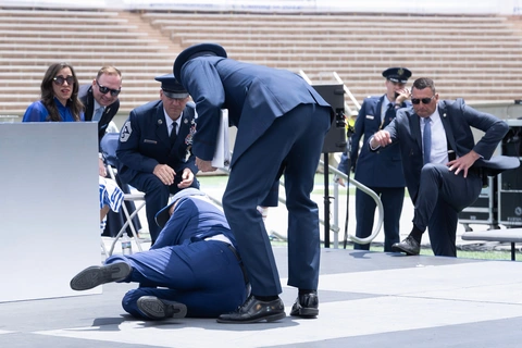 Tổng thống Biden ổn sau vấp té tại lễ tốt nghiệp trường không quân - Ảnh 1. Tổng thống Biden ổn sau vấp té tại lễ tốt nghiệp trường không quân - Ảnh 1.