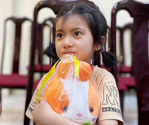 Ánh mắt trong veo của một bệnh nhi khi ôm vào lòng chú gấu bông vừa được tặng - Ảnh: HÀ THANH Ánh mắt trong veo của một bệnh nhi khi ôm vào lòng chú gấu bông vừa được tặng - Ảnh: HÀ THANH
