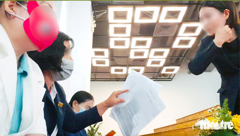 Khách hàng tới công ty bảo hiểm để khiếu nại về hợp đồng bảo hiểm nhân thọ đã mua tại ngân hàng - Ảnh: BÔNG MAI Khách hàng tới công ty bảo hiểm để khiếu nại về hợp đồng bảo hiểm nhân thọ đã mua tại ngân hàng - Ảnh: BÔNG MAI