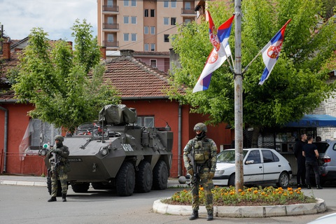 Quân NATO dày đặc ở điểm nóng Kosovo - Ảnh 3. Quân NATO dày đặc ở điểm nóng Kosovo - Ảnh 3.