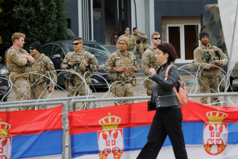 Quân NATO dày đặc ở điểm nóng Kosovo - Ảnh 5. Quân NATO dày đặc ở điểm nóng Kosovo - Ảnh 5.