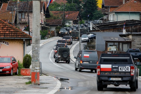 Quân NATO dày đặc ở điểm nóng Kosovo - Ảnh 1. Quân NATO dày đặc ở điểm nóng Kosovo - Ảnh 1.