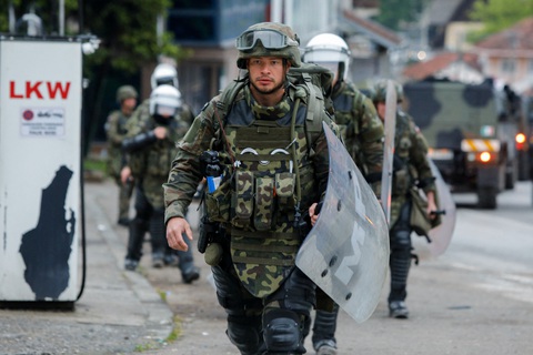 Quân NATO dày đặc ở điểm nóng Kosovo - Ảnh 2. Quân NATO dày đặc ở điểm nóng Kosovo - Ảnh 2.