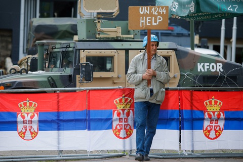 Quân NATO dày đặc ở điểm nóng Kosovo - Ảnh 7. Quân NATO dày đặc ở điểm nóng Kosovo - Ảnh 7.