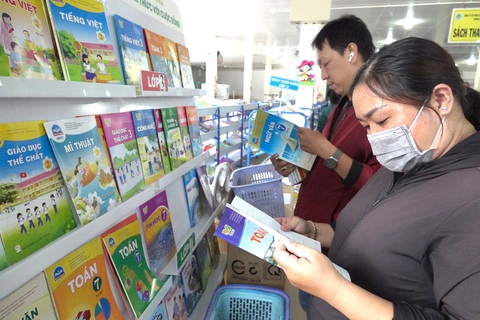 Quốc hội nóng chuyện chọn, cung ứng sách giáo khoa: Bộ trưởng Bộ GD-ĐT nói gì? - Ảnh 1. Quốc hội nóng chuyện chọn, cung ứng sách giáo khoa: Bộ trưởng Bộ GD-ĐT nói gì? - Ảnh 1.