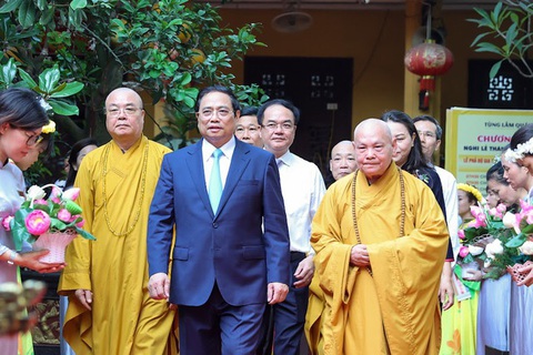 Thủ tướng chúc mừng Đại lễ Phật đản cùng đông đảo nhân dân - Ảnh 1. Thủ tướng chúc mừng Đại lễ Phật đản cùng đông đảo nhân dân - Ảnh 1.