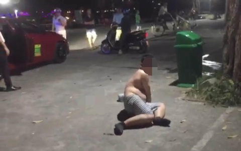 Kỷ luật cảnh cáo phó trưởng ban ở Huế say xỉn, cởi áo ‘quậy’ phản cảm bên bờ sông Hương - Ảnh 1. Kỷ luật cảnh cáo phó trưởng ban ở Huế say xỉn, cởi áo ‘quậy’ phản cảm bên bờ sông Hương - Ảnh 1.
