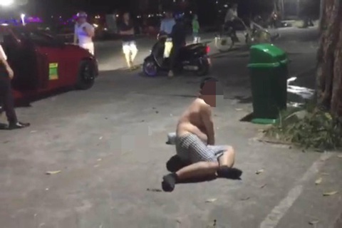 Yêu cầu một cán bộ ở Huế tường trình hành vi say xỉn, cởi áo quậy phản cảm - Ảnh 1. Yêu cầu một cán bộ ở Huế tường trình hành vi say xỉn, cởi áo quậy phản cảm - Ảnh 1.