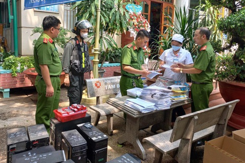 Vụ bán giấy nghỉ bệnh: Tạm giữ 18 nghi phạm, có 5 bác sĩ - Ảnh 1. Vụ bán giấy nghỉ bệnh: Tạm giữ 18 nghi phạm, có 5 bác sĩ - Ảnh 1.