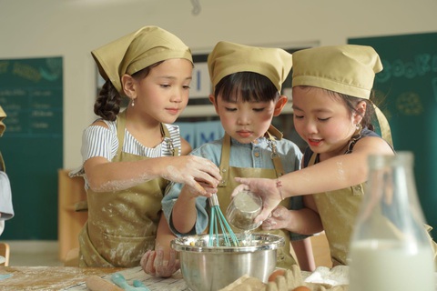 Khóa học trải nghiệm mùa hè để trưởng thành hơn mỗi ngày - Ảnh 3. Lớp học làm bánh