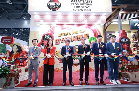 Chin-su gây ấn tượng với Bộ gia vị và Phở tại Seoul Food 2023 - Ảnh 1. Đại diện MCH và ông Nguyễn Vũ Tùng- Đại sứ đặc mệnh toàn quyền Việt Nam, ông Phạm Khắc Tuyên - tham tán thương mại Việt Nam tại Hàn Quốc, nhà phân phối Hyosung cắt băng khai mạc gian hàng Chin-su tại Seoul Food 2023 - Ảnh: Masan