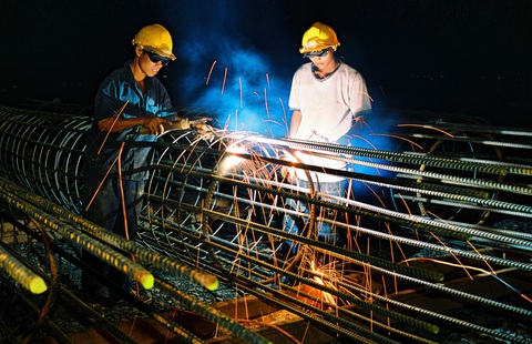 EVNSPC tiết kiệm điện nhằm cấp điện ổn định khu vực miền Nam - Ảnh 3. Nhiều doanh nghiệp sản xuất tại các tỉnh phía Nam thực hiện điều chỉnh phụ tải để đồng hành cùng ngành d9iện tăng cường tiết kiệm điện