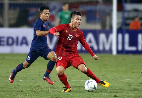 VFF phủ nhận đặt mục tiêu vô địch AFF Cup 2024 với đội tuyển Việt Nam- Ảnh 1. Quang Hải (phải) trong trận đấu với Thái Lan - Ảnh: N.K.