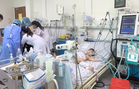 Một bé mắc tay chân miệng nguy kịch, phải thở máy tại Bệnh viện Nhi đồng thành phố vào ngày 1-6 - Ảnh: X.MAI Một bé mắc tay chân miệng nguy kịch, phải thở máy tại Bệnh viện Nhi đồng thành phố vào ngày 1-6 - Ảnh: X.MAI