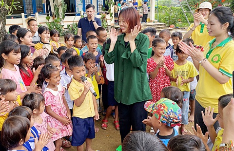 'Cõng' Tết thiếu nhi lên núi cao - Ảnh 1. Trẻ em ở điểm trường thôn Làng Tốt được vui chơi, nhận quà trong Ngày Quốc tế thiếu nhi 1-6 - Ảnh: B.D.