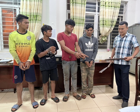 Nhậu say dàn hàng ngang ra quốc lộ chặn phá xe - Ảnh 1. Nhậu say dàn hàng ngang ra quốc lộ chặn phá xe - Ảnh 1.