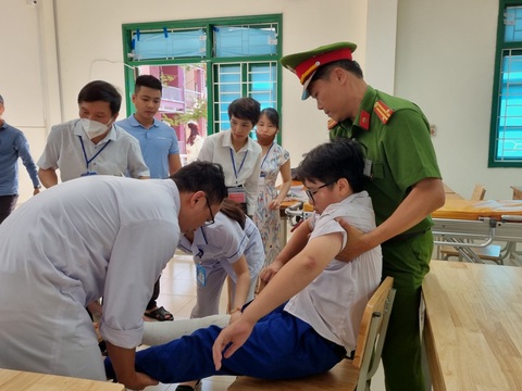 Thí sinh thi vào lớp 10 bị gãy chân, hội đồng thi đưa đi bó bột để kịp thi - Ảnh 2. Thí sinh thi vào lớp 10 bị gãy chân, hội đồng thi đưa đi bó bột để kịp thi - Ảnh 2.