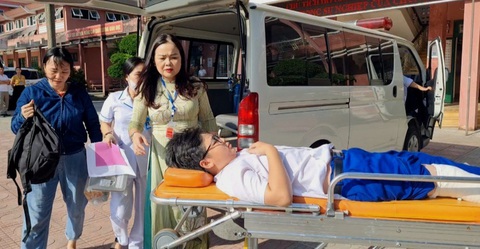 Thí sinh thi vào lớp 10 bị gãy chân, hội đồng thi đưa đi bó bột để kịp thi - Ảnh 1. Thí sinh thi vào lớp 10 bị gãy chân, hội đồng thi đưa đi bó bột để kịp thi - Ảnh 1.