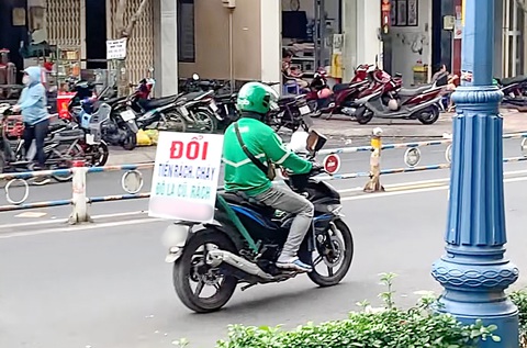 Anh Trần Lâm gắn bó nghề đổi tiền cũ rách khoảng chục năm nay - Ảnh: T.T.D. Anh Trần Lâm gắn bó nghề đổi tiền cũ rách khoảng chục năm nay - Ảnh: T.T.D.