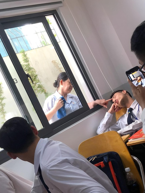 Ảnh vui 20-6: Tìm cách thoát hiểm cho anh trai đội nón sai - Ảnh 2. Ảnh vui 20-6: Tìm cách thoát hiểm cho anh trai đội nón sai - Ảnh 2.