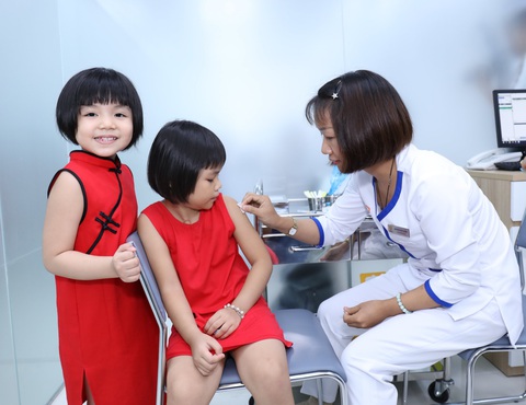 Có vắc xin Rotarix, nỗi đau xưa không lặp lại - Ảnh 1. Nhiều bậc cha mẹ đã có ý thức tiêm vắc xin phòng bệnh cho trẻ để ngăn ngừa hậu quả xấu