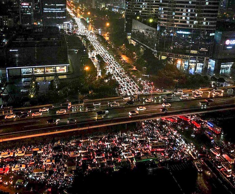 Hà Nội mưa lớn, nhiều tuyến phố ngập nước, cản trở giao thông - Ảnh 3. Hà Nội mưa lớn, nhiều tuyến phố ngập nước, cản trở giao thông - Ảnh 3.