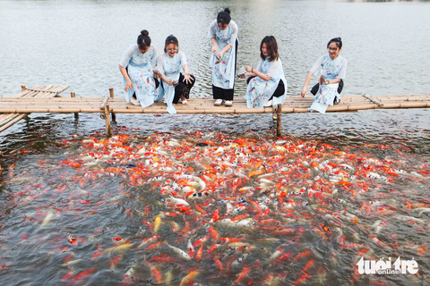 Người dân thủ đô thích thú check-in, cho cá koi hồ Tây ăn - Ảnh 5. Người dân thủ đô thích thú check-in, cho cá koi hồ Tây ăn - Ảnh 5.
