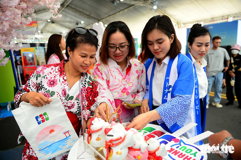 Người dân tham quan và trải nghiệm ở gian hàng JCB tại lễ hội Không tiền mặt vừa diễn ra ở TP.HCM - Ảnh: QUANG ĐỊNH Người dân tham quan và trải nghiệm ở gian hàng JCB tại lễ hội Không tiền mặt vừa diễn ra ở TP.HCM - Ảnh: QUANG ĐỊNH
