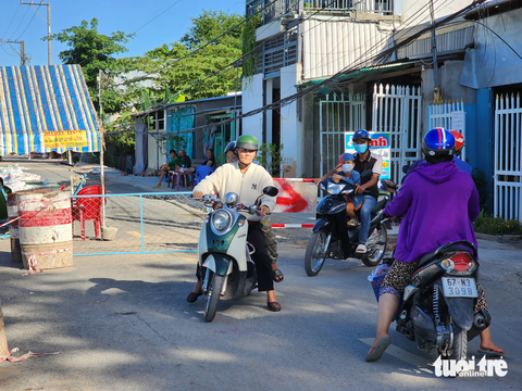 Vừa làm đường xong, kênh Rạch Giá - Long Xuyên sạt lở nặng - Ảnh 2. Vừa làm đường xong, kênh Rạch Giá - Long Xuyên sạt lở nặng - Ảnh 2.