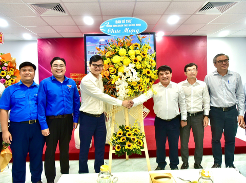 Nhiều cơ quan, đơn vị đến thăm, chúc mừng báo Tuổi Trẻ - Ảnh 4. Nhiều cơ quan, đơn vị đến thăm, chúc mừng báo Tuổi Trẻ - Ảnh 4.