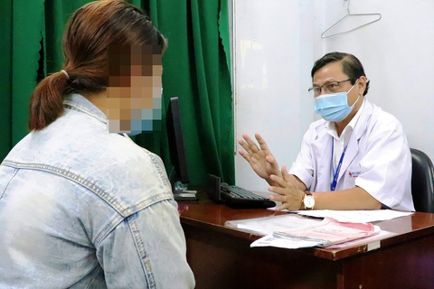 Bác sĩ Vũ Kim Hoàn thăm khám một phụ nữ gặp bất ổn về sức khỏe tinh thần - Ảnh: XUÂN MAI Bác sĩ Vũ Kim Hoàn thăm khám một phụ nữ gặp bất ổn về sức khỏe tinh thần - Ảnh: XUÂN MAI
