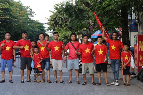 CĐV Hải Phòng đi Nam Định xem tuyển Việt Nam đá vì thấy... chưa đã - Ảnh 1. CĐV Hải Phòng đi Nam Định xem tuyển Việt Nam đá vì thấy... chưa đã - Ảnh 1.