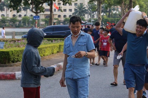CĐV Hải Phòng đi Nam Định xem tuyển Việt Nam đá vì thấy... chưa đã - Ảnh 10. CĐV Hải Phòng đi Nam Định xem tuyển Việt Nam đá vì thấy... chưa đã - Ảnh 10.