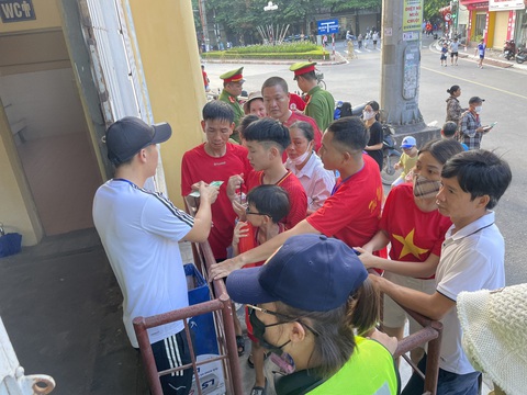 CĐV Hải Phòng đi Nam Định xem tuyển Việt Nam đá vì thấy... chưa đã - Ảnh 9. CĐV Hải Phòng đi Nam Định xem tuyển Việt Nam đá vì thấy... chưa đã - Ảnh 9.