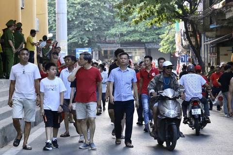 CĐV Hải Phòng đi Nam Định xem tuyển Việt Nam đá vì thấy... chưa đã - Ảnh 7. CĐV Hải Phòng đi Nam Định xem tuyển Việt Nam đá vì thấy... chưa đã - Ảnh 7.