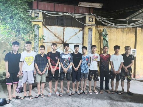 Khởi tố 15 thanh niên đem dao kiếm đuổi đánh người - Ảnh 1. Khởi tố 15 thanh niên đem dao kiếm đuổi đánh người - Ảnh 1.