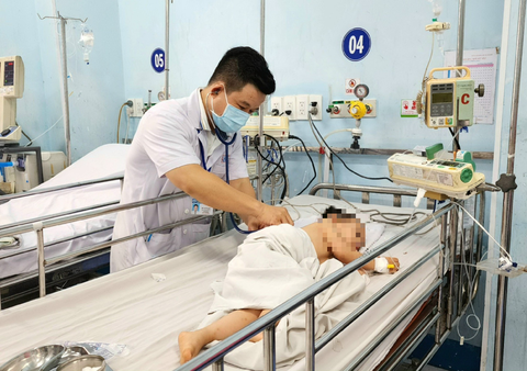 Bác sĩ Dư Tuấn Quy đang khám cho trẻ mắc bệnh tay chân miệng - Ảnh: T.PHƯƠNG Bác sĩ Dư Tuấn Quy đang khám cho trẻ mắc bệnh tay chân miệng - Ảnh: T.PHƯƠNG