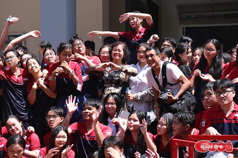 Học sinh lớp 12 'ướt hết mình' trước kỳ thi tốt nghiệp THPT - Ảnh 6. Cô Trương Thị Trị (tổng giám thị trường THPT Bùi Thị Xuân) gửi lời nhắn: “Cô chúc các học sinh luôn nhiều sức khoẻ, tràn đầy năng lượng để chuẩn bị cho kỳ thi quốc gia đầy tự tin và bình tĩnh. Không khí hôm nay sẽ là ký ức đẹp trong cuộc đời của các em”.