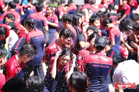 Học sinh lớp 12 'ướt hết mình' trước kỳ thi tốt nghiệp THPT - Ảnh 2. Chỉ còn vài ngày nữa thôi, kỳ thi tốt nghiệp THPT sẽ đến và các em sẽ có nhiều ngã rẽ tiếp theo trong cuộc đời. (Ảnh: NGỌC PHƯỢNG)
