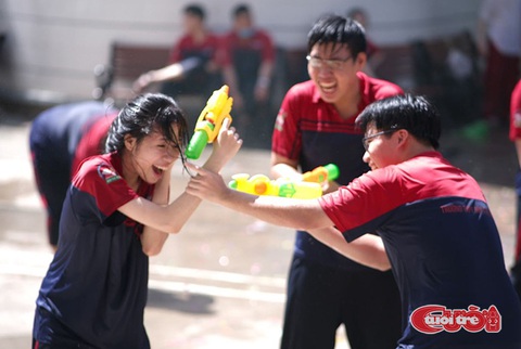 Học sinh lớp 12 'ướt hết mình' trước kỳ thi tốt nghiệp THPT - Ảnh 3. Nhóm bạn lớp 12A12 thích thú vui đùa cùng nhau. (Ảnh: NGỌC PHƯỢNG)