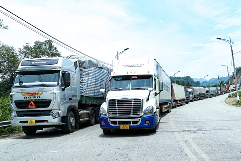 Từng xe nông sản, trong đó có vải thiều chờ xuất hàng Trung Quốc trước một trạm kiểm tra của bộ đội biên phòng. Sau đó, những xe làm xong thủ tục thông quan sẽ di chuyển tới km số 0 để sang Trung Quốc - Ảnh: HÀ QUÂN Xe chở nông sản, trong đó có vải thiều chờ xuất hàng sang Trung Quốc trước một trạm kiểm tra của bộ đội biên phòng. Sau đó, những xe làm xong thủ tục thông quan sẽ di chuyển tới km số 0 để sang Trung Quốc - Ảnh: HÀ QUÂN