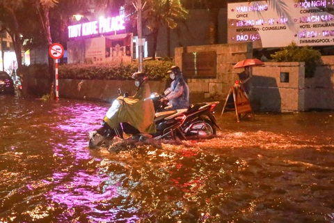 Hà Nội mưa lớn, nhiều tuyến phố ngập nước, cản trở giao thông - Ảnh 2. Hà Nội mưa lớn, nhiều tuyến phố ngập nước, cản trở giao thông - Ảnh 2.