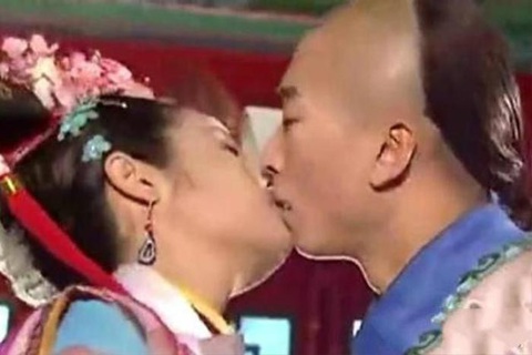 2 nụ hôn màn ảnh ồn ào nhất sự nghiệp của Lâm Tâm Như - Ảnh 3. 2 nụ hôn màn ảnh ồn ào nhất sự nghiệp của Lâm Tâm Như - Ảnh 3.