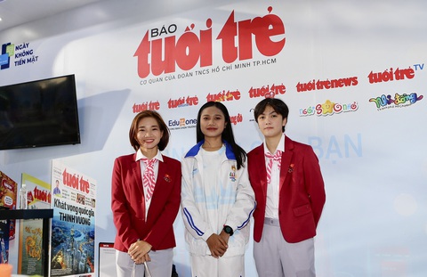 Hình tượng hy sinh của nữ giới - Ảnh 3. Ba VĐV nhận giải thưởng Cảm hứng SEA Games 32: Nguyễn Thị Oanh, Bou Samnang, Trần Mai Ngọc chụp ảnh tại sự kiện - Ảnh: HOÀNG TÙNG